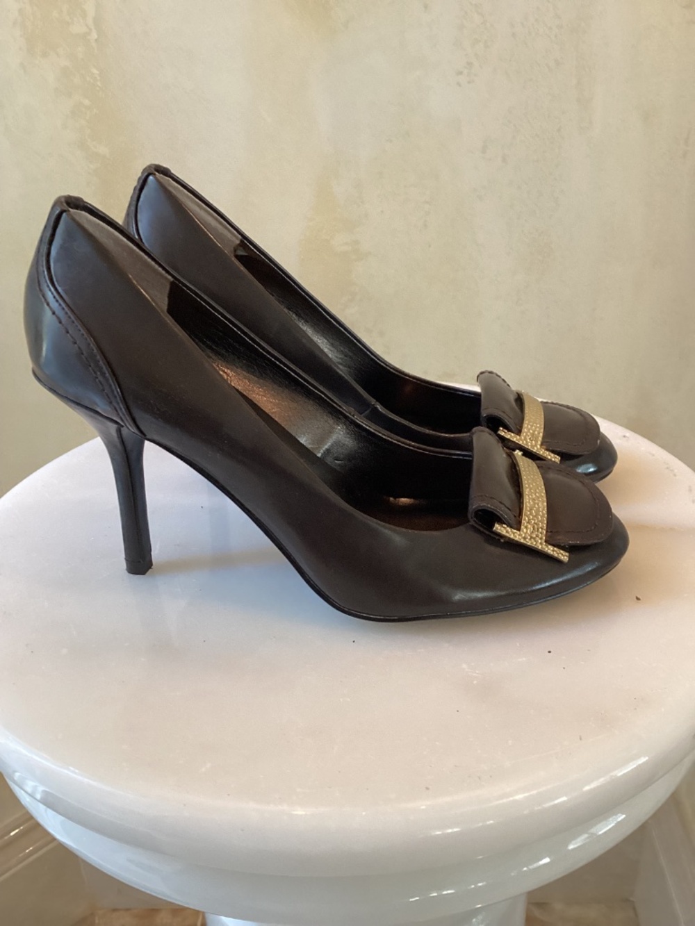TAHARI - BROWN PATENT LEATHER HEELS - SIZE 7M - Picture 2 of 7